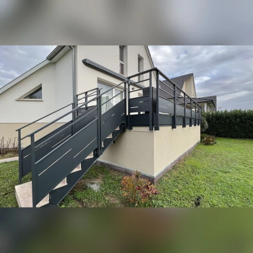 Garde-corps haut de gamme Ocler en tôle perforée sur escalier et terrasse surélevée à Drusenheim – BH Solutions