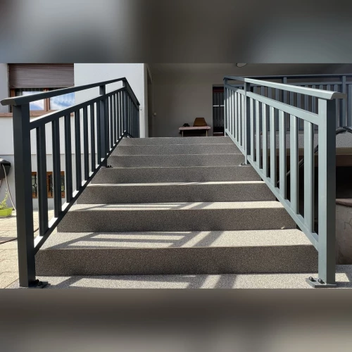 Garde-corps haut de gamme Ocler à barreaudage vertical sur escalier d’entrée à Schirrhein – BH Solutions