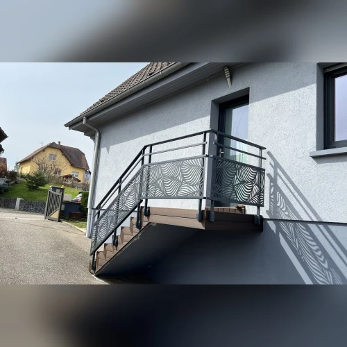 Garde-corps haut de gamme Ocler en tôle découpée motif feuillage sur escalier et palier à Ingwiller – BH Solutions