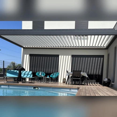 Pergola bioclimatique Éléance avec piscine et terrasse bois à Haguenau – BH Solutions