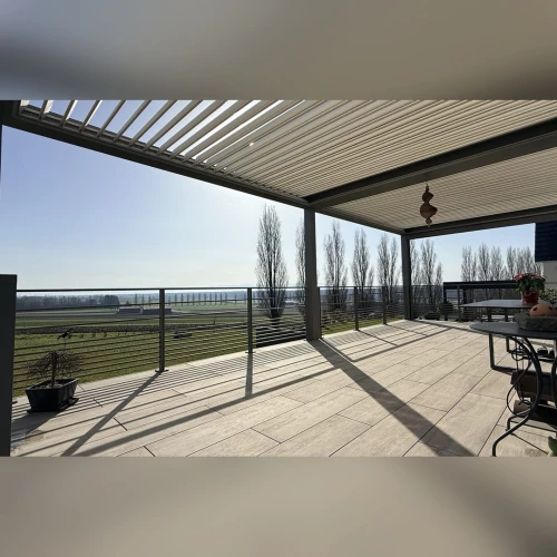 Pergola bioclimatique Solibio à lames orientables sur terrasse surélevée à Buhl – BH Solutions