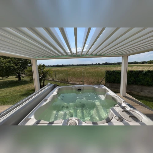 Pergola bioclimatique blanche avec éclairage LED au-dessus d’un spa à Roppenheim – BH Solutions
