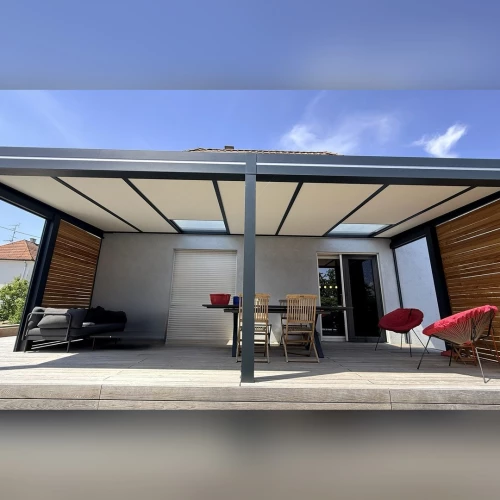 Pergola Sobox à toiture fixe avec puits de lumière vitrés et bardage bois à Kaltenhouse – BH Solutions
