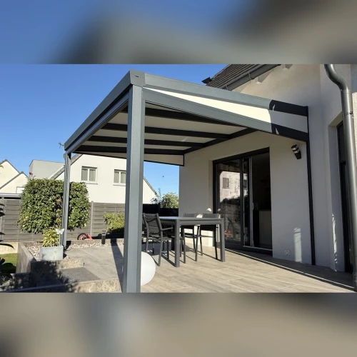 Pergola à toiture fixe Outdoor Queen sur terrasse en grès cérame à Rohrwiller – BH Solutions