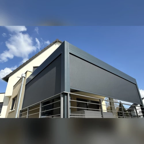 Pergola à toiture fixe Solifix avec stores latéraux sur terrasse surélevée à Goersdorf – BH Solutions