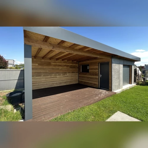 Pool house en ossature bois avec charpente apparente et terrasse couverte à Schirrhein – BH Solutions