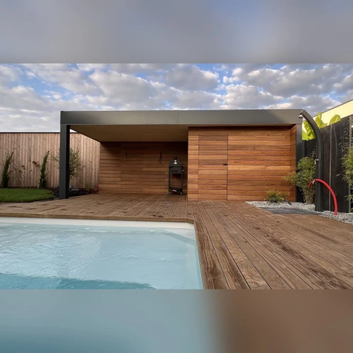 Pool house sur mesure en ossature bois avec toiture aluminium au bord d’une piscine à Drusenheim – BH Solutions