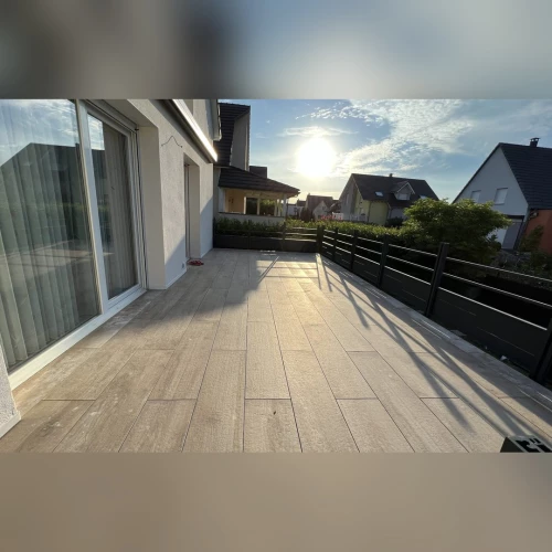 Terrasse en dalles 30 × 120 effet bois Mirage sur structure aluminium Grad® et plots réglables à Drusenheim – BH Solutions