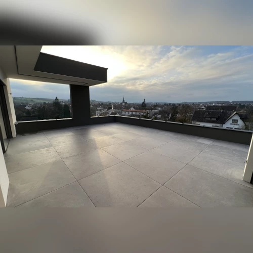 Toit-terrasse en dalles de grès cérame 120 × 120 sur structure Grad® et plots réglables à Soultz-sous-Forêts – BH Solutions