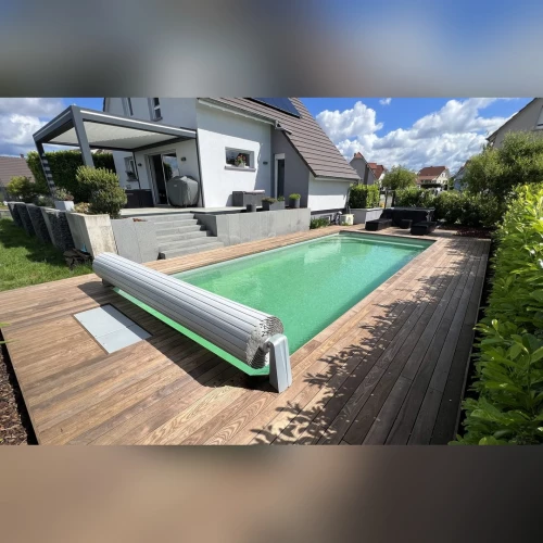 Terrasse en Thermofrêne sur système Grad® autour d’une piscine à Uhlwiller – BH Solutions
