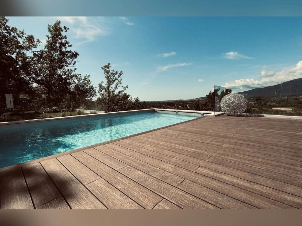 Plage de piscine en bambou Moso sur système Grad® à Obernai, 200 m² de terrasse – BH Solutions