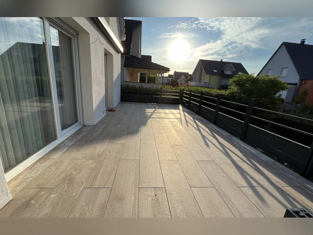Terrasse en dalles 30 × 120 effet bois Mirage sur structure aluminium Grad® et plots réglables à Drusenheim – BH Solutions