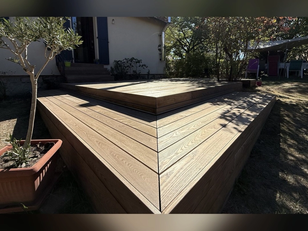 Terrasse en Thermofrêne sur deux niveaux, système Grad®, à Haguenau – BH Solutions