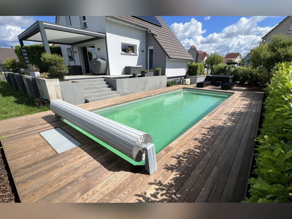 Terrasse en Thermofrêne sur système Grad® autour d’une piscine à Uhlwiller – BH Solutions