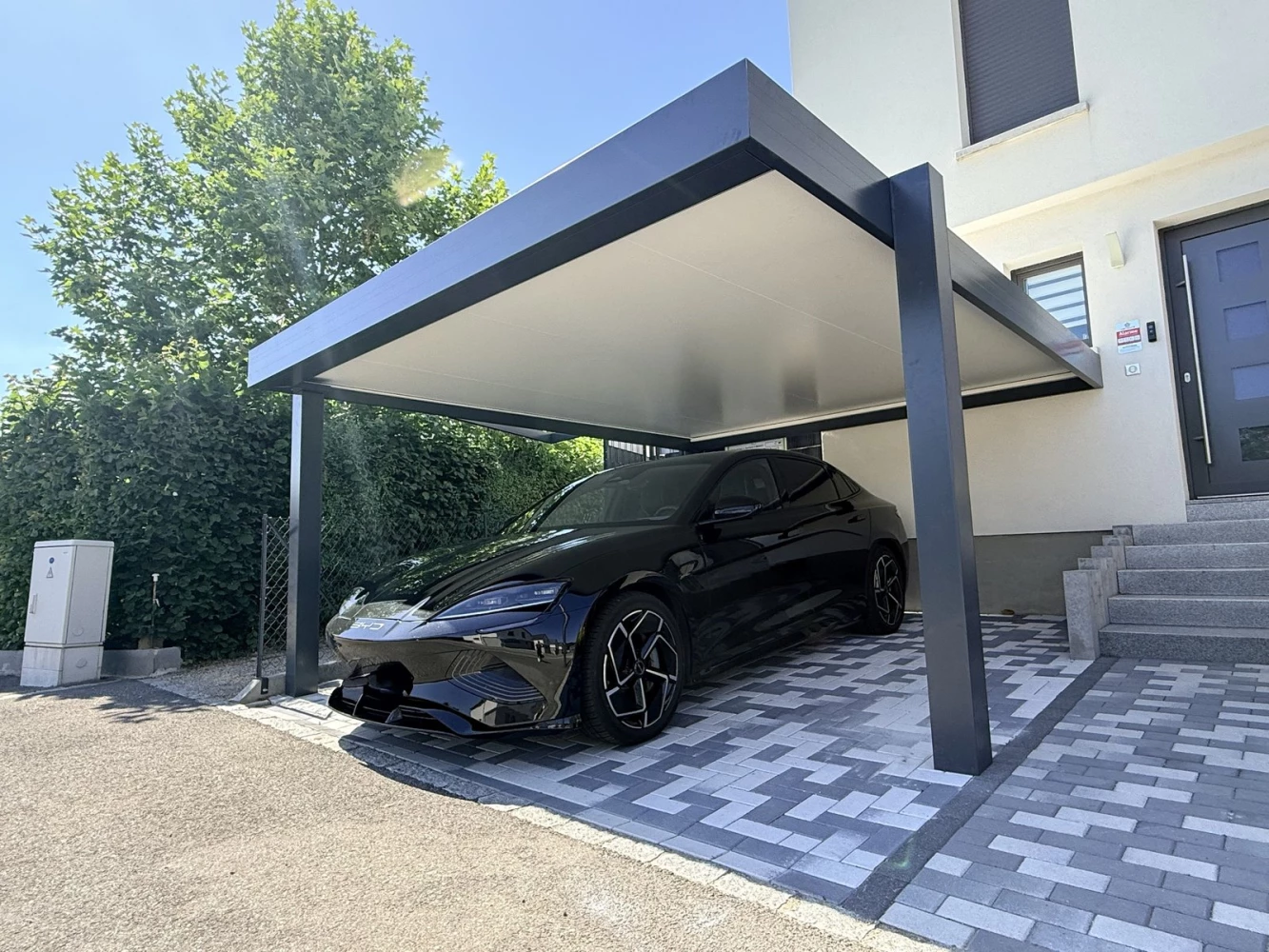 Carport aluminium à poteau déporté pour libérer l’accès à Mommenheim – BH Solutions