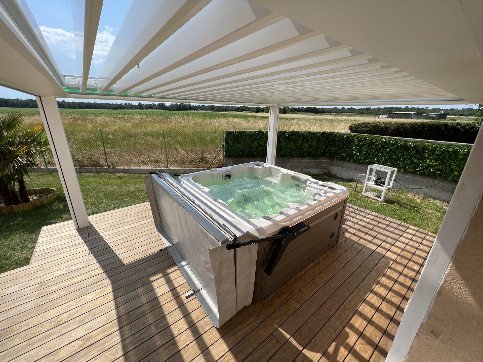 Aménagement d'un spa dans un jardin par BH Solutions